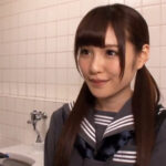 【制服美女×便所】制服美女がトイレで男を誘惑！自分がザーメントイレになってしまう