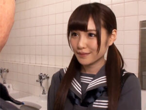 【制服美女×便所】制服美女がトイレで男を誘惑！自分がザーメントイレになってしまう