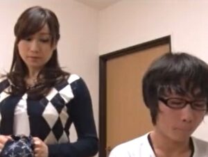 【人妻近親相姦】自分の下着でオナニーした義理の息子に発情してマンコを舐めさせる変態人妻！