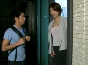 【年下喰い人妻】若いチンポを求める熟女母が息子の友達をつまみ喰い！マンコ犯されて本気交尾