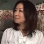 【熟女ナンパ】ナンパ男に口説かれて電マアクメを撮られる熟女！興奮して顔面ぶっかけ！