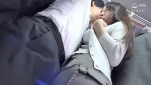 【蓮美クレア×逆痴漢】バスで彼氏と喋りながら何食わぬ顔して他の男のチンポを求めるスケベ女！衆人環視の公開浮気生交尾