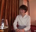【素人妻しおり】生チンポと手マンが大好きな素人人妻が性欲が高じてカメラの前で浮気交尾！夢中で腰振ってチンポを味わう