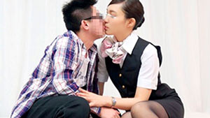 【素人CA童貞喰い】素人美人CAが童貞チンポを優しくリード！ガチガチ勃起チンポを受け入れて連続中出しで童貞喰い