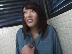 【浜崎真緒×公衆便所交尾】誰に見られるかわからない公衆便所で生マンコを激しく犯され声も出せずに中出しアクメさせられるお姉さん！