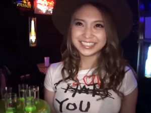 【琴音ありさ×中出し】ハプバーでほろ酔いになった店員と欲望のままに求め合うベロキス中出し生交尾！