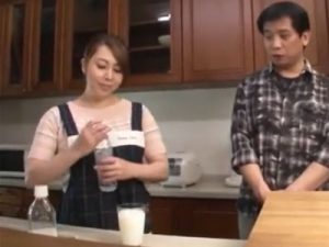 【風間ゆみ×熟女妻NTR】チンポ狂いの熟女母が娘の彼氏の若チンポに我慢できずに完熟マンコでNTRつまみ喰い！