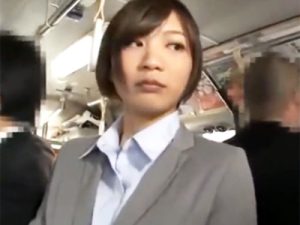 【OL痴漢レイプ】バスに乗ってきたムチムチスケベボディのOLのメス臭に我慢できずに痴漢レイプ！バックガン突きで大量中出し