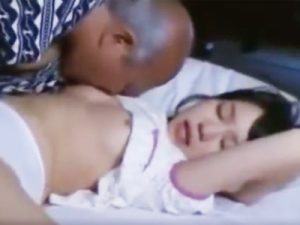 【ロリ娘近親相姦】家族が寝静まった夜中に祖父に顔舐めされて発情するスケベロリ娘！ねっとりチンポしゃぶって生中出し近親相姦