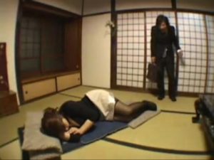 【熟女アナル】部屋で寝ていた熟女がデカパイ吸われてアナルを弄られる！生チンポの性処理便所になって濃厚ザーメンぶっかけられる