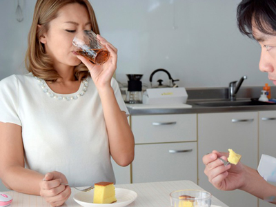 媚薬を盛られて息子の友人に調教されていく人妻