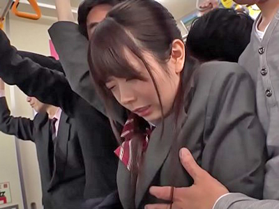 電車の中で大勢の男達に痴漢ファックされる可愛い巨乳JK