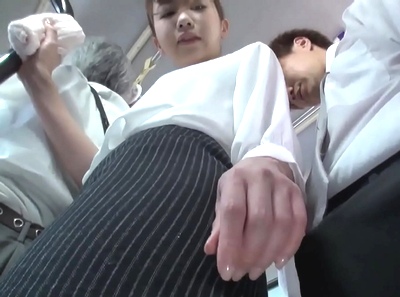 ミニスカOLがバスで狙われ痴漢→汗だくムラムラになって反撃に出た痴女がお掃除フェラまでｗ