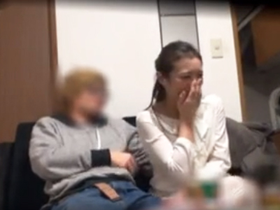 チャラ男がおしとやか熟女妻を攻略→盗撮部屋で即尺＆生ハメ！