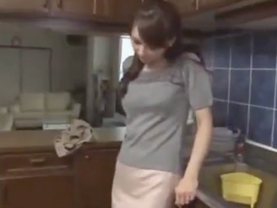 欲求不満が爆発して台所でオナニーしちゃう熟女妻にチンポ差出し→濃厚フェラ奉仕開始