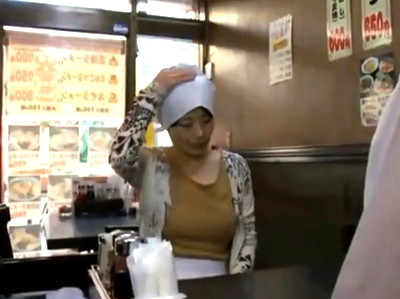 未亡人妻が定食屋のオヤジに言い寄られ→大量ぶっかけパコ
