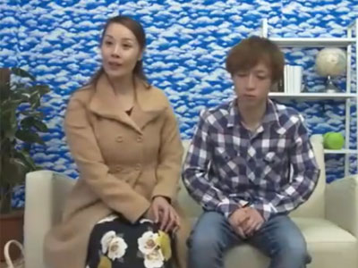 真面目に見えて淫乱な熟女妻が年下男子の勃起チンポをフェラチオ抜き