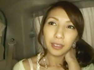 【人妻即尺フェラ】ナンパした人妻はチンポが大好きなスケベ妻！車内でねっとり即尺フェラでザーメンを搾り取ってしまう