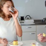 【吹石れな×媚薬交尾】息子の友人に媚薬を盛られて下品にマンズリする巨乳熟女母が弱みに付け込まれて生チンポでアクメするまで犯される