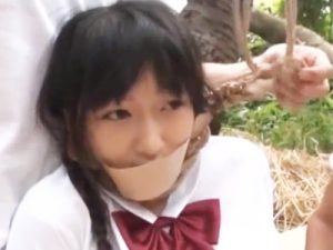 【宇佐美なな×JK喉奥レイプ】幼いJKが山に連れ去られ屈辱のイラマチオレイプ！喉マンコをガンガン突かれて屈服のおしっこお漏らし