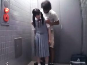 【ロリフェラごっくん】何も知らないロリ娘の口マンコをオナホ代わりにチンポしごいて口内発射！熱々ザーメンを全部飲ませる背徳プレイ