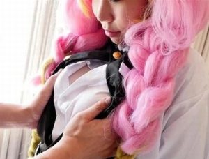 【コスプレ中出し】鬼滅の何かで有名なアニメキャラのコスプレムチムチ娘のパイパンマンコにリアル世界の極太チンポ突っ込んで中出し