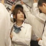 【JK痴漢中出し】敏感ボディのJKが集団痴漢で完全発情！初対面チンポ生中出が気持ちよすぎて失禁アクメしてしまう