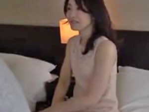 【素人熟女妻中出し】清楚な見た目で本当は生チンポ大好きな美熟女妻が無責任生中出しを求めて生交尾相手を逆ナンパ！