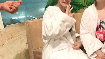 スパでナンパした激セクシーコンビがチンポを初シェアし腰ガクアクメ！