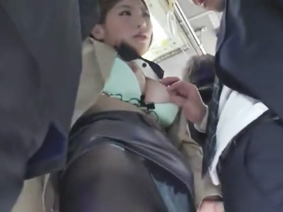 満員バス内で痴漢に遭う美人OL→声を押し殺しながら生ハメ許容！