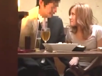 「一発ヤっちゃお？」居酒屋の座敷でこっそりパコり始める巨乳ギャルｗ