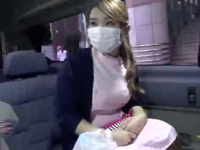 仕事中の巨乳ナースが車の中でサクッとフェラごっくんバイト