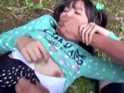 人気のない道を歩いてたJSを拉致して中出しレイプし置き去り放置♪