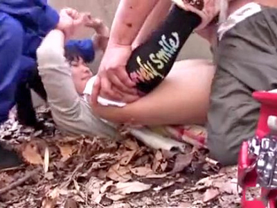 人気のない野山を歩くロリJSを拉致して中出しレイプ