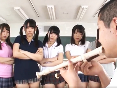 女子のリコーダー舐めてたら見つかって罵られながら太腿コキでお仕置きヌキされてしまうｗ