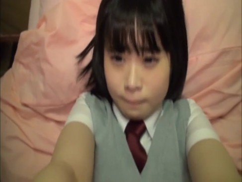 超可愛いロリっ子が制服姿で激しくクンニ手マンされてびちょびちょ！