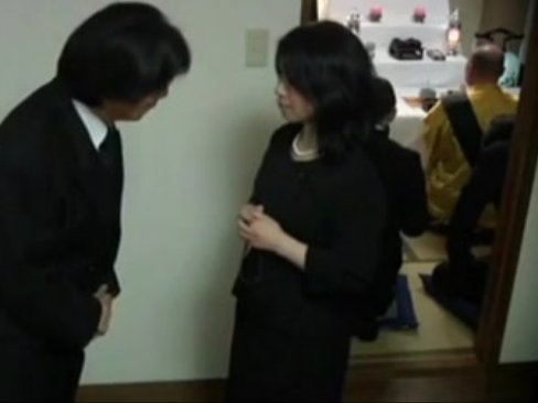 夫の葬儀の傍らで隠れて不倫相手に中出しパコらせてるゲス人妻