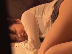 【人妻近親相姦中出し】下品なオナニー姿を覗かれた美人妻が義理の弟チンポで近親相姦生交尾！久しぶりの膣奥中出しでマジアクメ