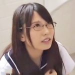 【JKごっくん奉仕】チンポに興味津々なめがね委員長が同級生のチンポを下品にしゃぶって出されたザーメンを全部ごっくんしてしまう