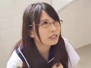 【JKごっくん奉仕】チンポに興味津々なめがね委員長が同級生のチンポを下品にしゃぶって出されたザーメンを全部ごっくんしてしまう
