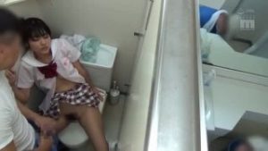 【JKレイプ】清楚なロリ系JKをトイレに連れ込んで生ハメレイプ！鬼畜おもちゃ責めで声も出せずに痙攣アクメ