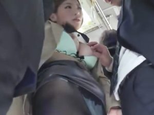 【OL痴漢生ハメ】ドスケベボディのOLが満員バスで痴漢生ハメ！勃起チンポに欲情して股を開いてスケベ顔でガチ交尾