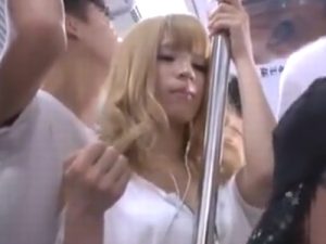 【ギャル痴女即ハメ】満員電車で痴漢されて発情したスケベギャルが駅のトイレで痴漢チンポを生マンコに挿入して下品にアクメ