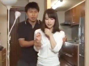 【篠田ゆう×近親相姦】巨乳巨尻のスケベ母が義理の息子と近親相姦！バレないように声を殺して極太チンポでアクメしてしまう