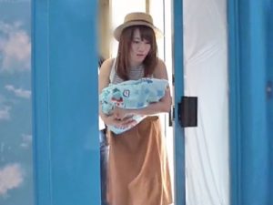 【巨乳】子連れなのにナンパに引っかかる尻軽人妻が子供を他人に預けて初対面チンポにイキ狂う公開ドスケベ浮気生交尾