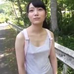 【田舎娘ハメ撮り】清楚なノーブラ田舎娘をナンパしてハメ撮り！ケツ穴見せつけパイパンマンコズボハメ交尾でザーメンぶっかけ