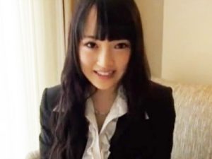 【OLハメ撮り中出し】ドスケベ美女OLのメス臭とオリモノが染み込んだパンツを堪能してムワッと匂う湿ったマンコにたっぷり中出し