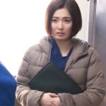 【熟女妻不倫】生セックスがしたくて性欲我慢限界のドスケベ熟女妻が訪問業者を誘惑してパイパンマンコを犯される禁断の不倫交尾