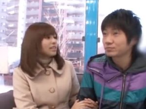 【美女手コキ奉仕】ザーメン大好きギャルが初対面男のチンポをスケベな顔で手コキ奉仕！フル勃起チンポを虐めてザーメン暴発させる