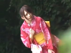 【浴衣少女レイプ】草むらで放尿中の浴衣美少女を見つけたのでその場でレイプ！おしっこ臭いロリマンコを大人チンポで連続生ハメ